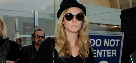 Heidi Klum con su vaquero y abrigo negro en el aeropuerto