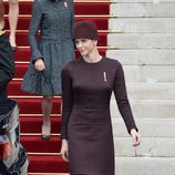 La princesa Charlene de Monaco con vestido y sombrero berenjena en el Día Nacional de Mónaco