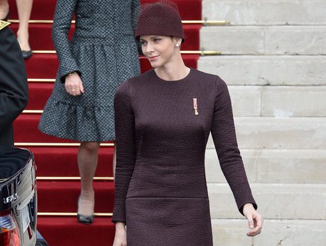 La princesa Charlene de Monaco con vestido y sombrero berenjena en el Día Nacional de Mónaco