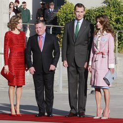 Los Reyes de España junto con los de Jordania en el aeropuerto de Madrid