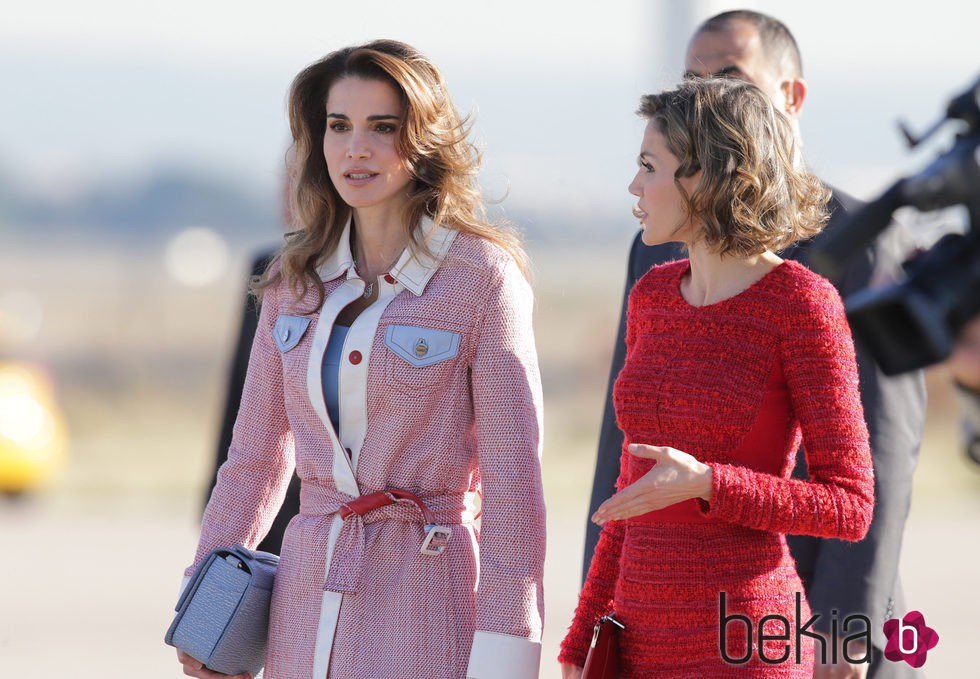 Rania de Jordania y la Reina Letizia en la llegada de Rania al aeropuerto de Madrid