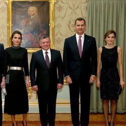 Rania de Jordania con vestido negro midi de manga francesa y la Reina Letizia con vestido negro con lentejuelas de Felipe Varela