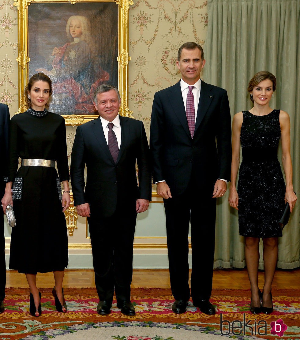 Rania de Jordania con vestido negro midi de manga francesa y la Reina Letizia con vestido negro con lentejuelas de Felipe Varela