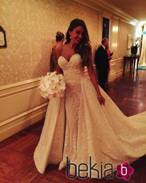 Sofía Vergara con su vestido de novia palabra de honor del diseñador Zuhair Murad