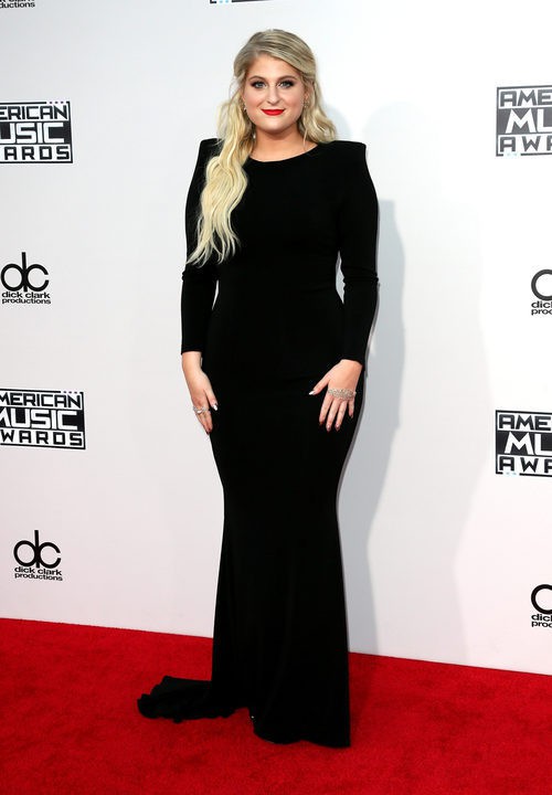 Meghan Trainor con vestido largo negro en los American Music Awards 2015