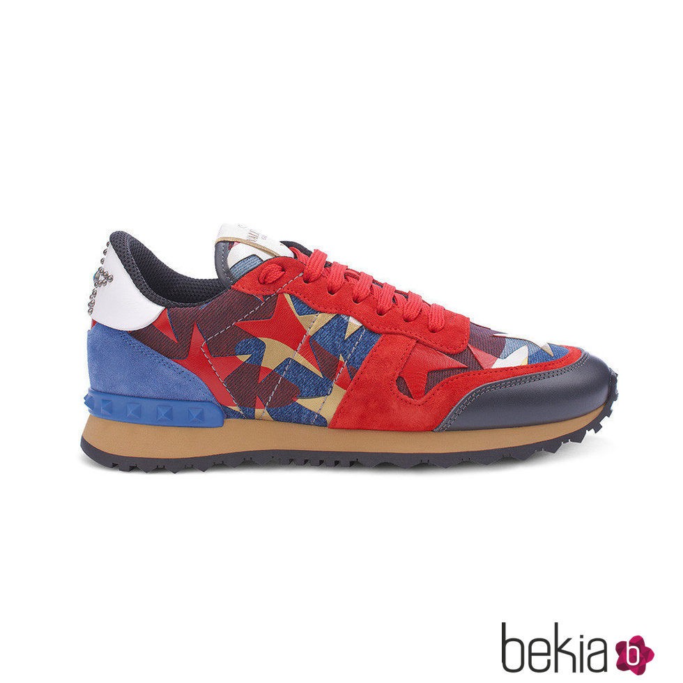 Sneaker Camustar Printed roja y azul de la colección Goop x Valentino
