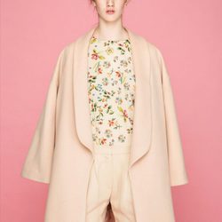 Chaquetón rosa palo y camisa floral de la colección otoño/invierno 2015/2016 de Dolores Promesas