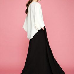 Falda larga negra y camisa  de la colección otoño/invierno 2015/2016 de Dolores Promesas