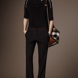 Polo negro y pantalón negro palazzo de la pre colección otoño/invierno 2015/2016 de Burberry
