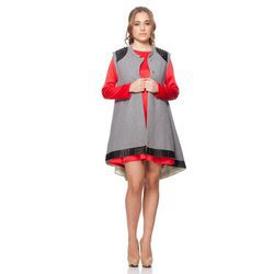 Vestido rojo de vuelo con chaleco gris largo de la colección otoño/invierno 2015/2016 Dorado vs. Plata de RocknRoma