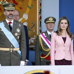 La Princesa Letizia con una americana rosa el Día de la Hispanidad 2013
