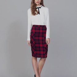 Camisa blanca y falda de tubo de cuadros rojos y negros de la colección Tartán de Invierno 2015/2016 de Blanco