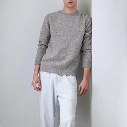 Pantalón blanco y jersey gris de la línea Leisure Wear de H&M