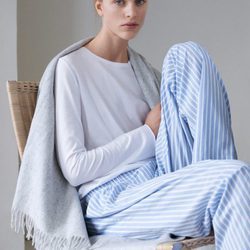 Fular gris, pantalón de rayas azules y blancas y camiseta blanca de la línea Leisure Wear de H&M