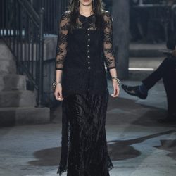 Look total black con encaje de la colección 'Métiers d'Art Paris à Rome 2015/2016' de Chanel