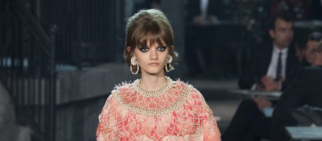 Vestido de plumas pintadas de la colección 'Métiers d'Art Paris à Rome 2015/2016' de Chanel