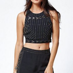 Modelo con conjunto top y pantalón corto negro estampado de líneas de Kendall y Kylie Jenner para PacSun