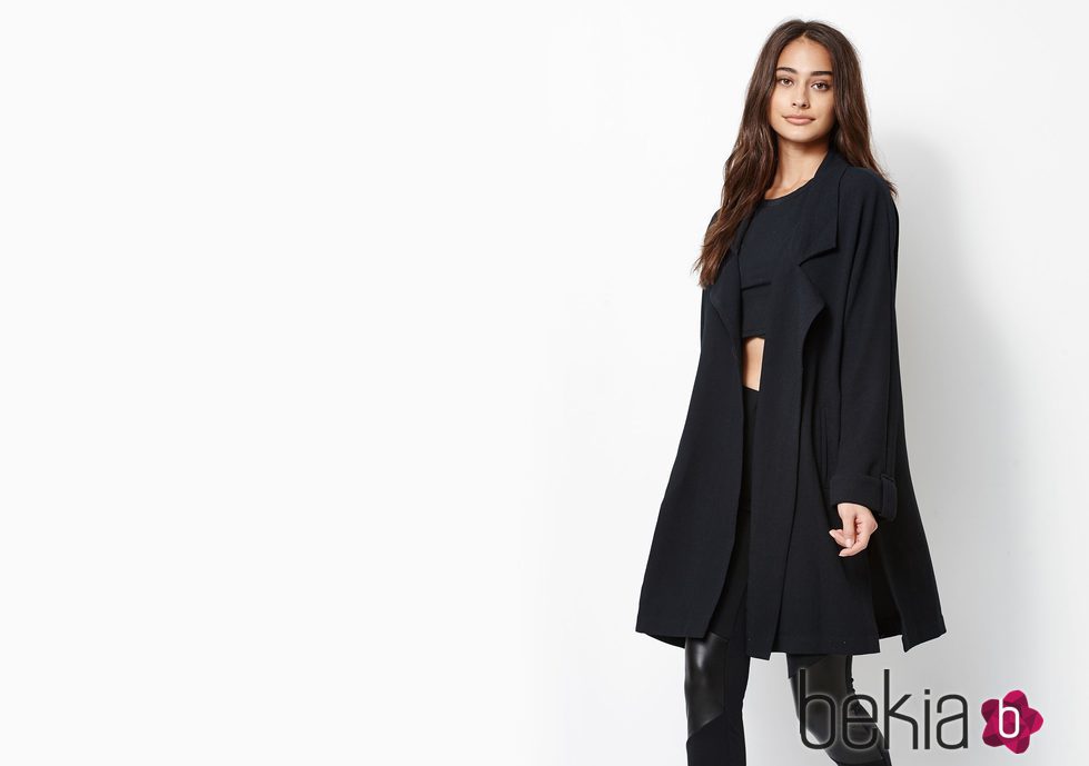Modelo con conjunto negro de top, pantalón de cuero y abrigo de Kendall y Kylie Jenner para PacSun