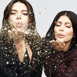 Kendall y Kylie Jenner como imagen de campaña soplando confeti dorado para PacSun