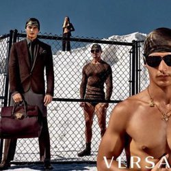 Modelos masculinos con traje para Versace primavera/verano 2016