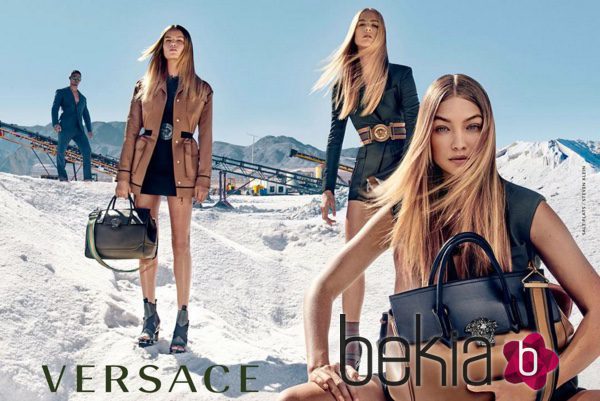 Natasha Poly, Raquel Zimmermann y Gigi Hadid con trajes para Versace primavera/verano 2016