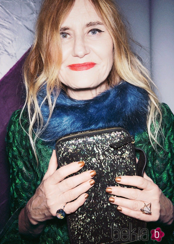 Helene Billgren con stola azul y bolso strass para 'The Dinner Party' de &Other Stories temporada otoño/invierno 2015