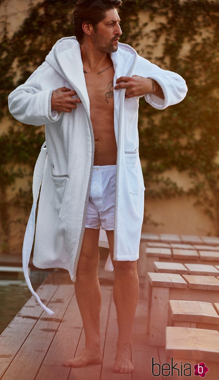 Tony Ward con albornoz y calzón blanco para 'Hotel SS16' de Zara Home
