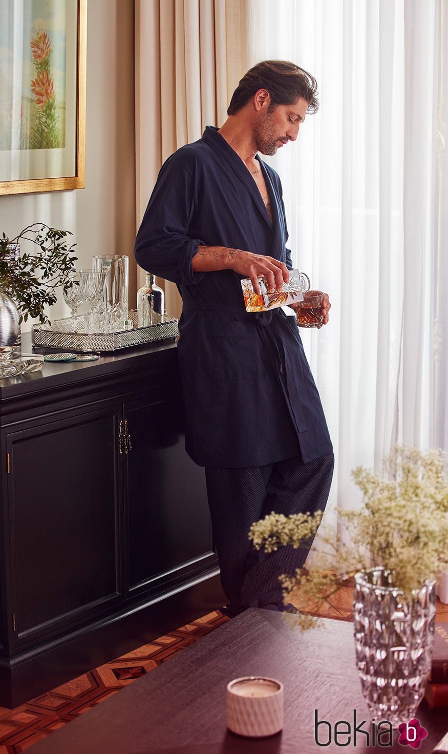 Tony Ward con albornoz y pantalón de pijama azul oscuro para 'Hotel SS16' de Zara Home