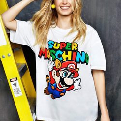 Modelo con camiseta blanca estampada Mario Bros de 'Super Moschino' para AW 15