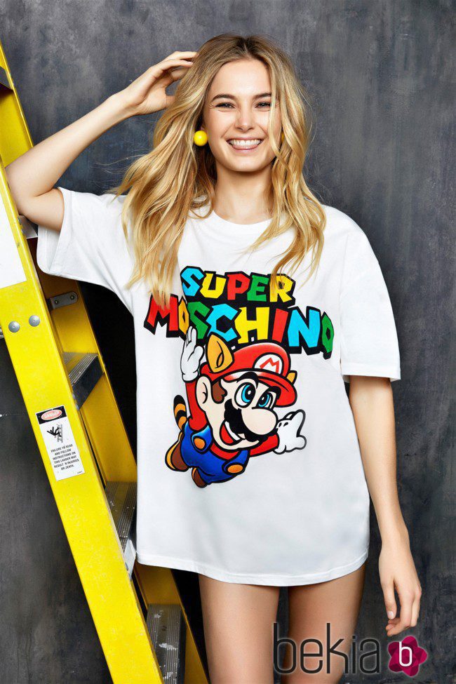 Modelo con camiseta blanca estampada Mario Bros de 'Super Moschino' para AW 15