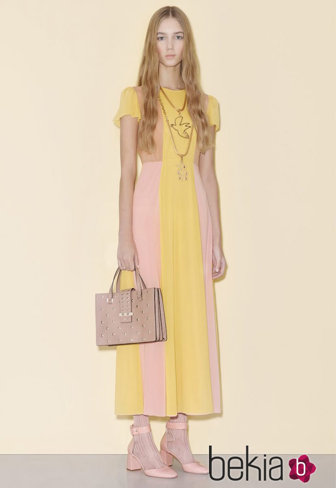 Vestido largo estilo retro en amarillo y rosa pastel para la línea Pre-Fall 2016 de Valentino