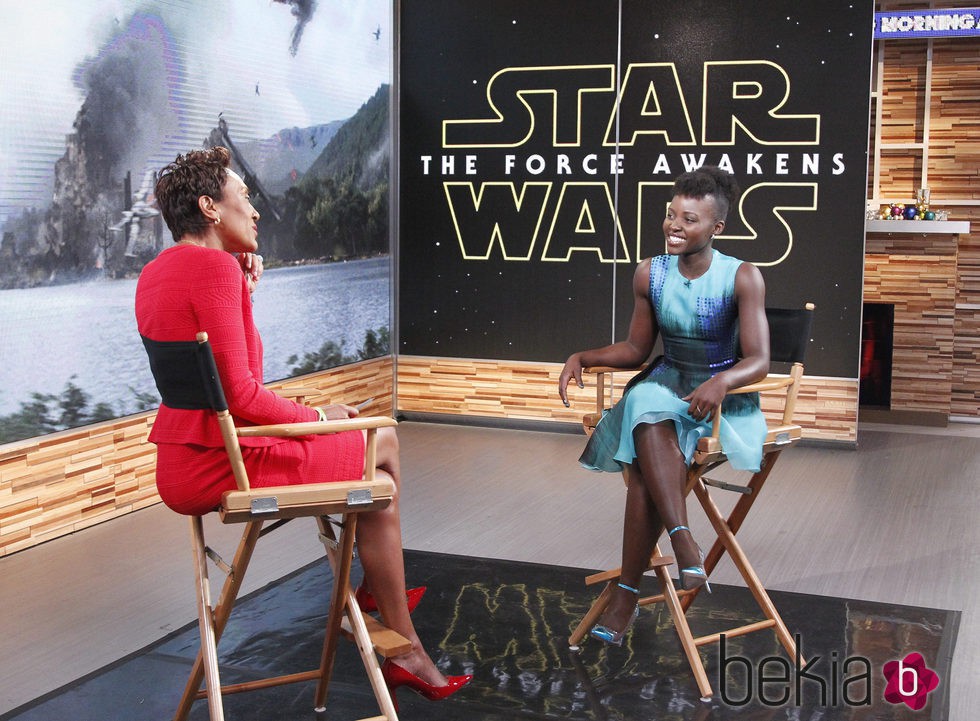 Lupita Nyongo con Robin Roberts en Good Morning America! para la presentación de 'Star Wars'