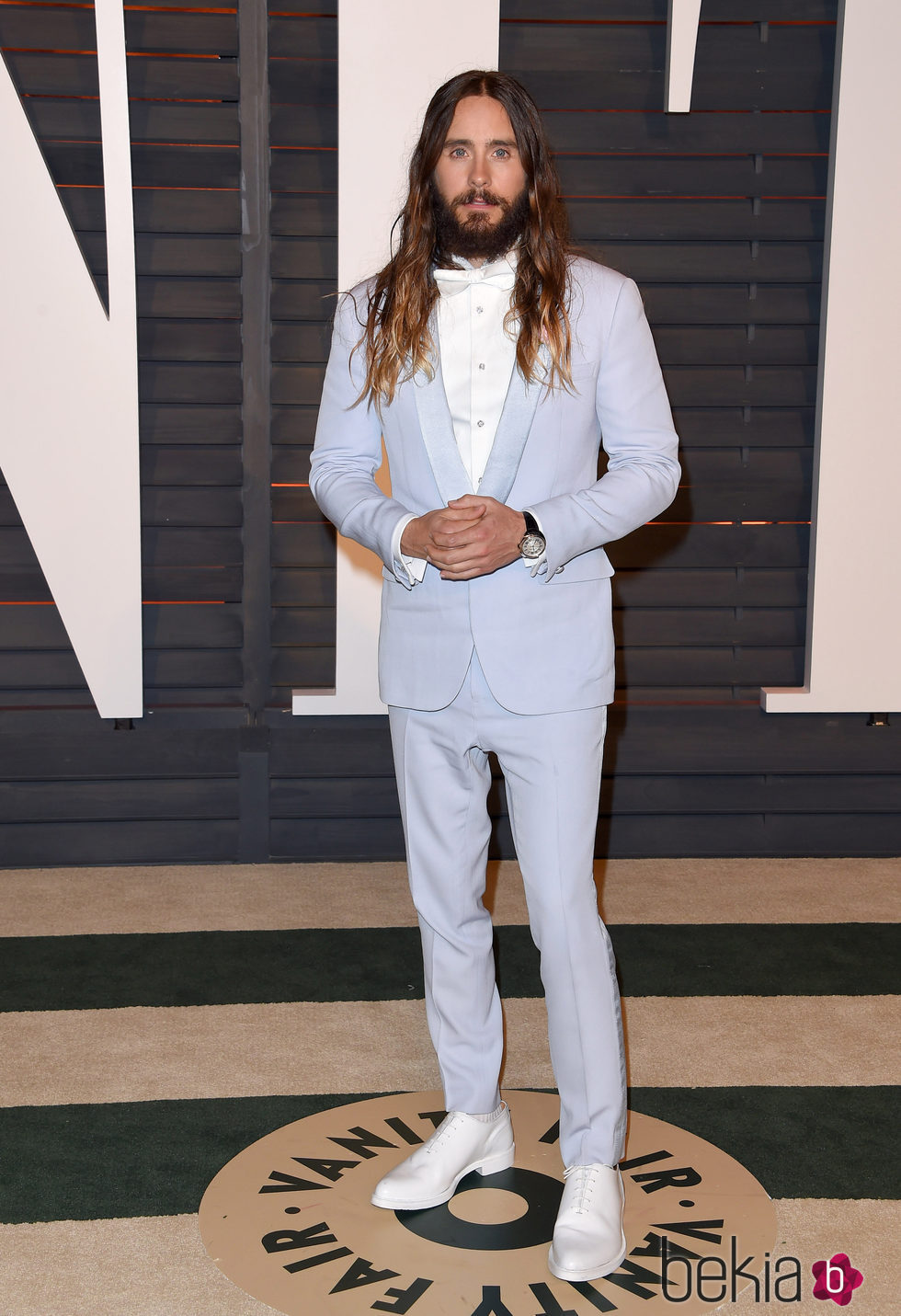 Jared Leto con traje de y pajarita en color serenity