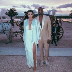 Kim Kardashian con vestido túnica en color serenity