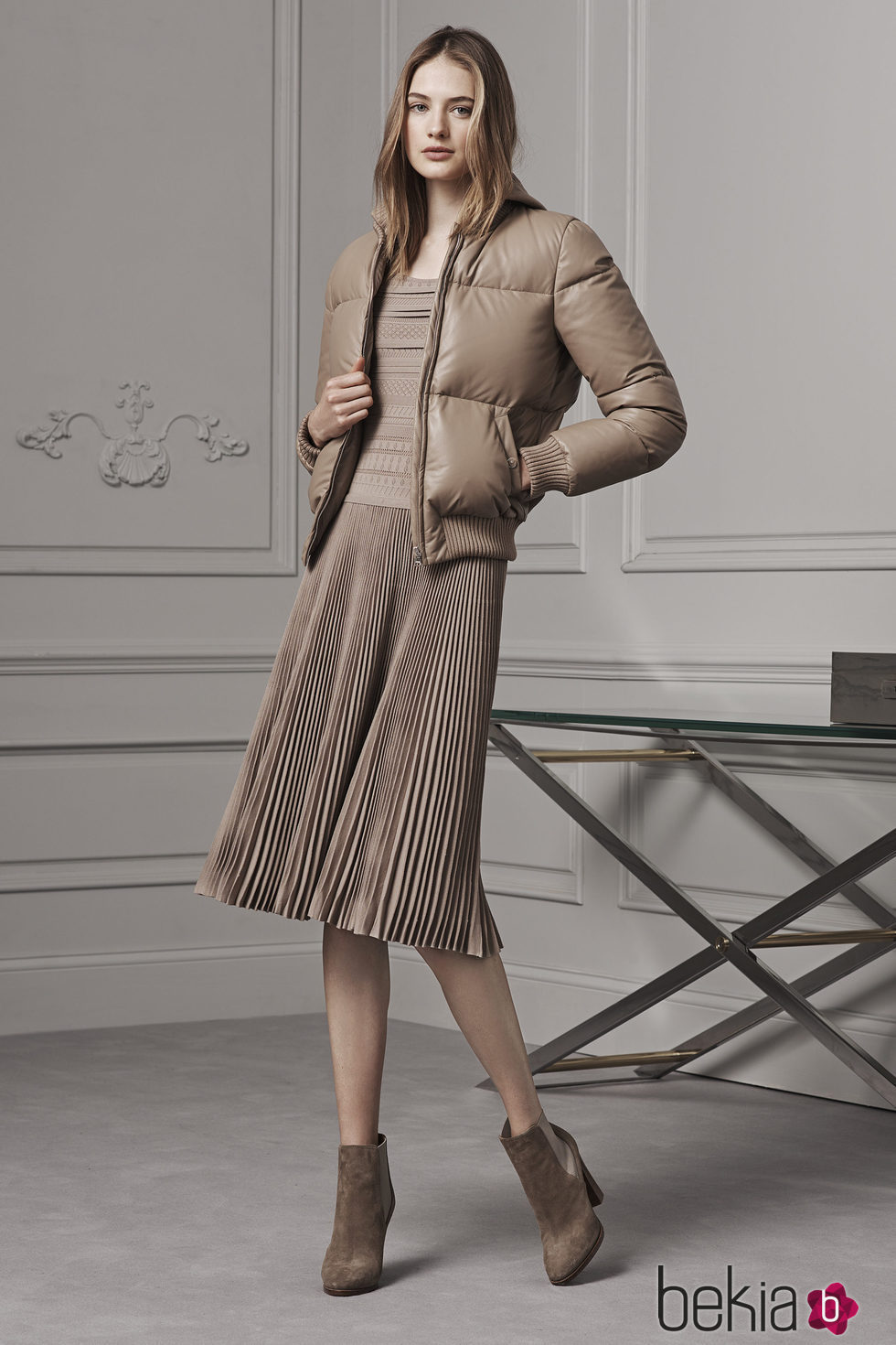 Abrigo y falda midi plisada en tonos neutros de Ralph Lauren para la colección Pre-Fall 2016