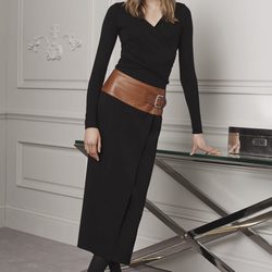 Vestido largo negro con maxi cinturón en cuero marrón de Ralph Lauren para la colección Pre-Fall 2016