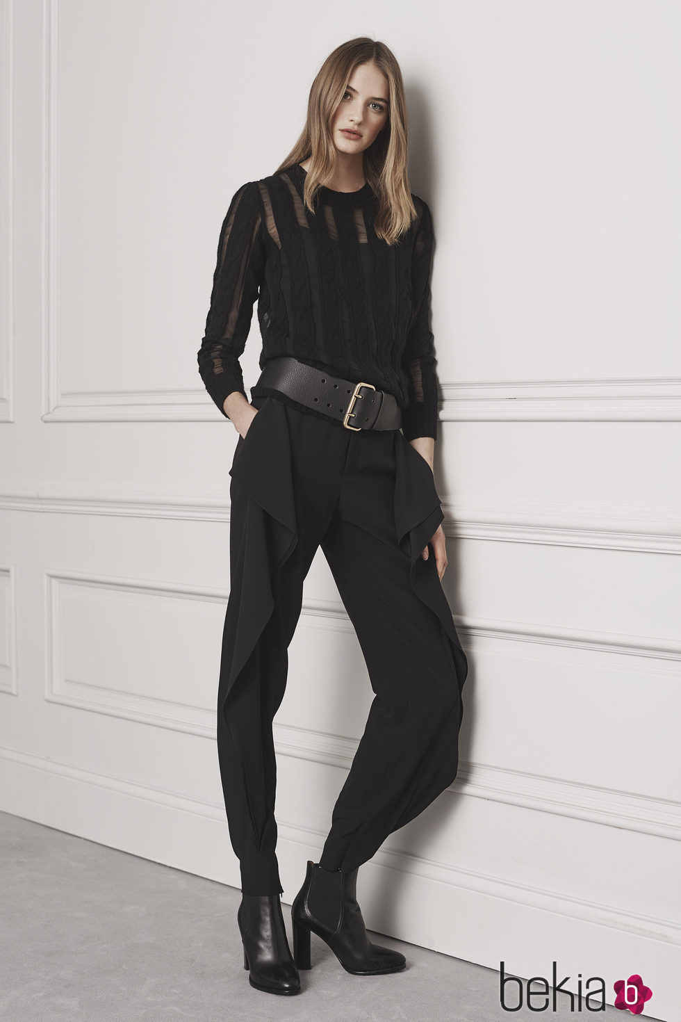 Total black con blusa transparente y pantalones bombacho negros de Ralph Lauren para la colección Pre-Fall 2016