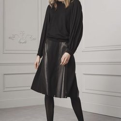 Blusa ancha y falda midi en cuero negro de Ralph Lauren para la colección Pre-Fall 2016