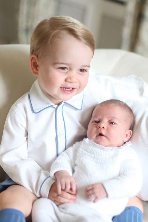 Los príncipes Jorge y Carlota de Cambridge vestidos con moda española