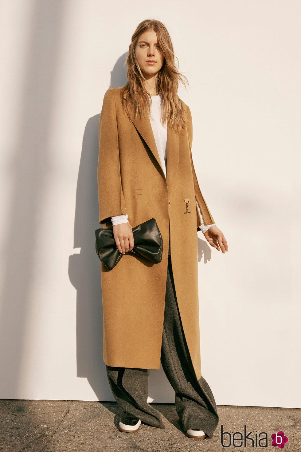 Abrigo camel y pantalones campana con bolso de mano negro de la colección Pre-Fall 2016 de Calvin Klein