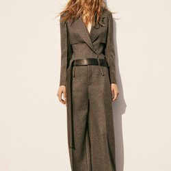 Conjunto americana y pantalón gris con deportivas de la colección Pre-Fall 2016 de Calvin Klein
