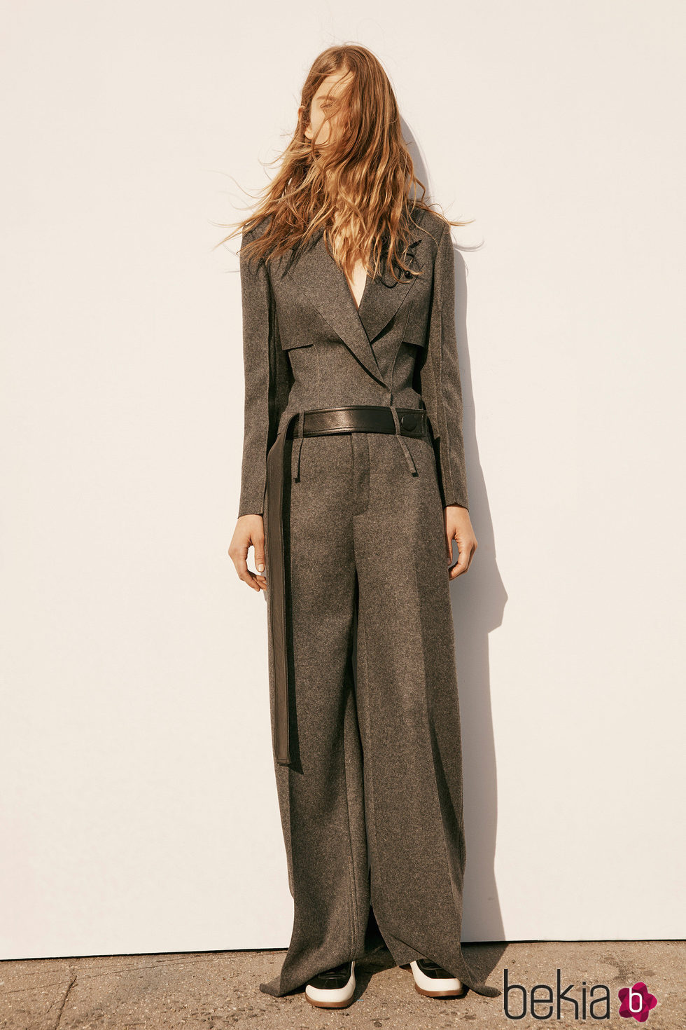 Conjunto americana y pantalón gris con deportivas de la colección Pre-Fall 2016 de Calvin Klein