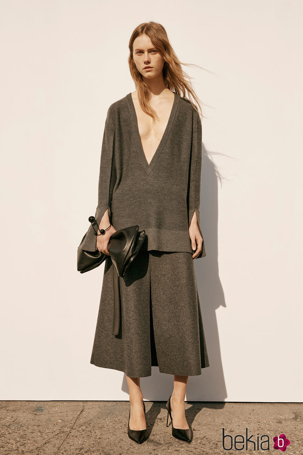Jersey holgado con escote en uve y pantalones anchos de la colección Pre-Fall 2016 de Calvin Klein