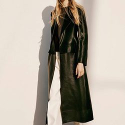 Maxi abrigo de cuero negro de la colección Pre-Fall 2016 de Calvin Klein