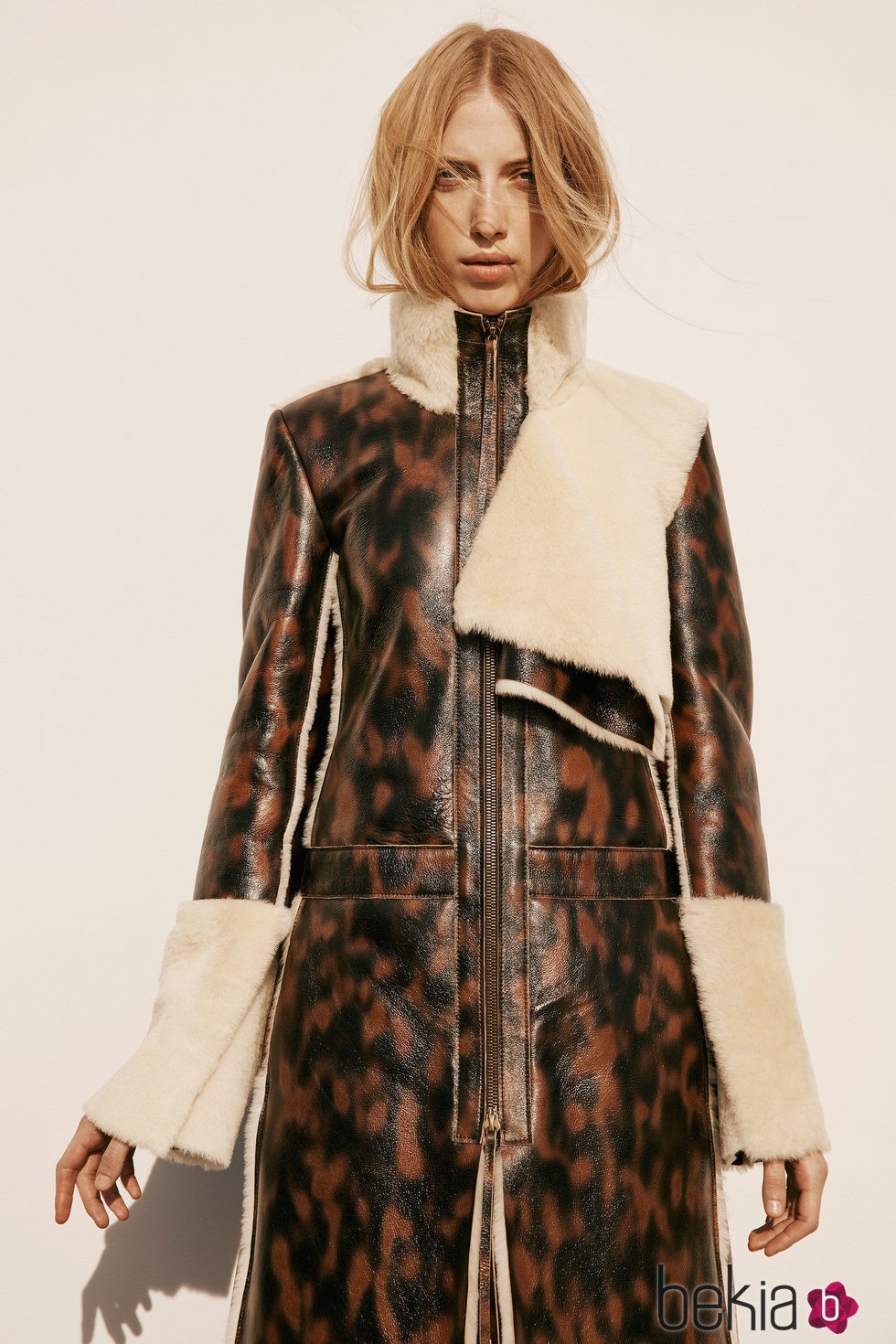 Abrigo en print animal con mangas y cuello de pelo de la colección Pre-Fall 2016 de Calvin Klein