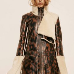 Abrigo en print animal con mangas y cuello de pelo de la colección Pre-Fall 2016 de Calvin Klein