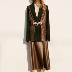 Blusa negra con chaleco y falda en cobre metalizado de la colección Pre-Fall 2016 de Calvin Klein