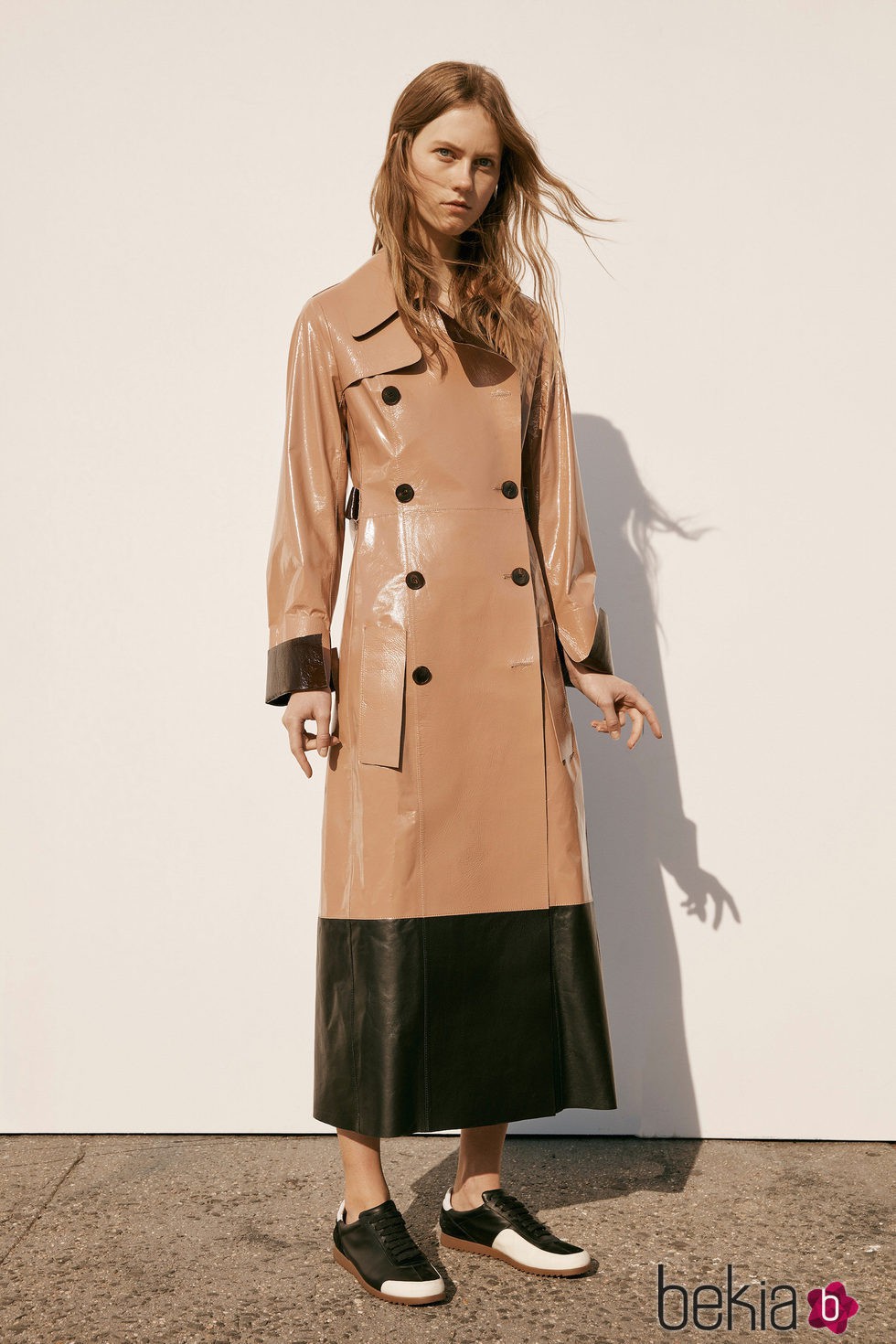 Abrigo de charol de la colección Pre-Fall 2016 de Calvin Klein