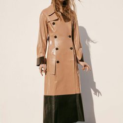 Abrigo de charol de la colección Pre-Fall 2016 de Calvin Klein