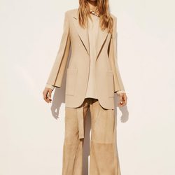 Conjunto camel con americana y pantalón campana de la colección Pre-Fall 2016 de Calvin Klein